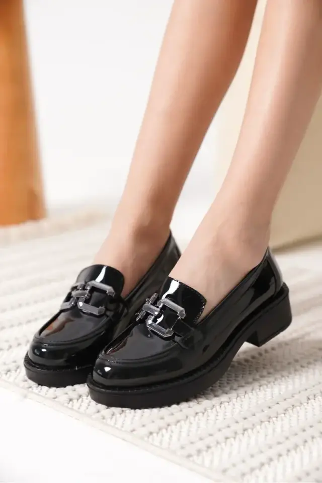 Siyah Gümüş Tokalı Rugan Kadın Loafer | BUCCA
