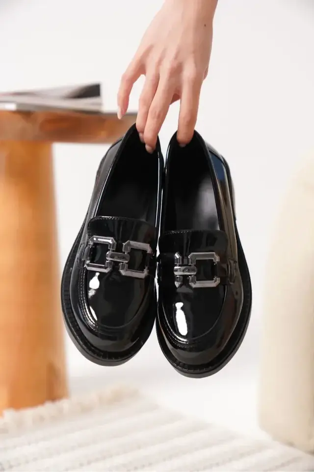 Siyah Gümüş Tokalı Rugan Kadın Loafer | BUCCA
