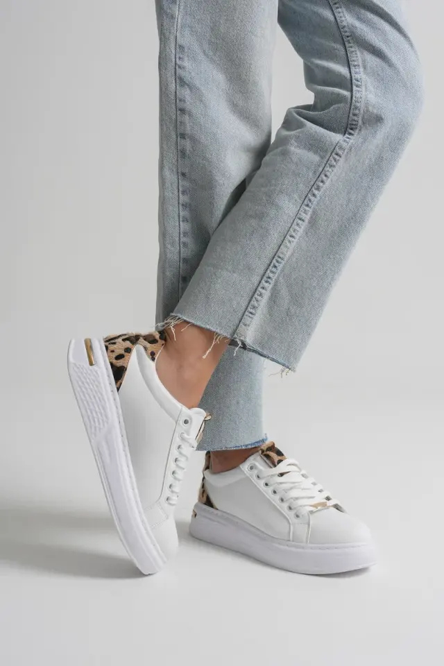 Leopar Detaylı Beyaz Kadın Spor Ayakkabı BUCCA01MS03C