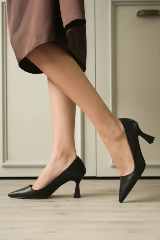 BUCCA Kadın Siyah Sivri Burun Klasik Topuklu Ayakkabı BUCCA20MS02A