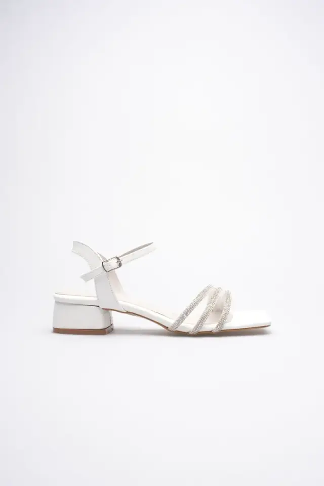 BUCCA Kadın Beyaz Taş Detaylı İnce Bantlı Topuklu Sandalet BUCCA20MY26B
