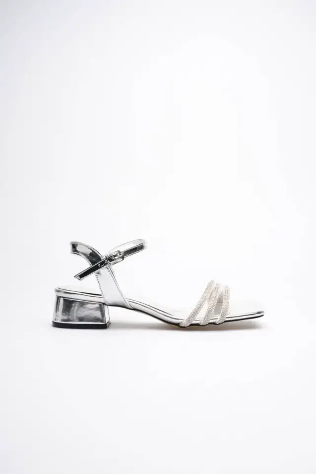 BUCCA Kadın Gümüş Işıltılı Taş Detaylı İnce Bantlı Topuklu Sandalet BUCCA20MY26E